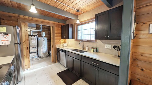 Lave Top 1 - Updated Cabin, SHARC, Pet Friendly, Walk to SHARC