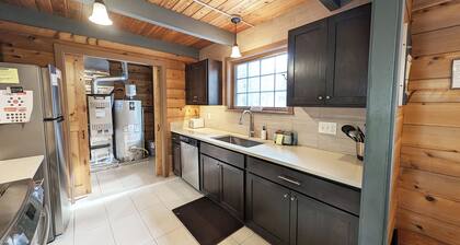 Lave Top 1 - Updated Cabin, SHARC, Pet Friendly, Walk to SHARC