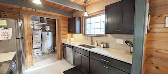 Lave Top 1 - Updated Cabin, SHARC, Pet Friendly, Walk to SHARC