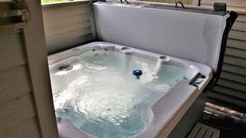 Indoor spa tub