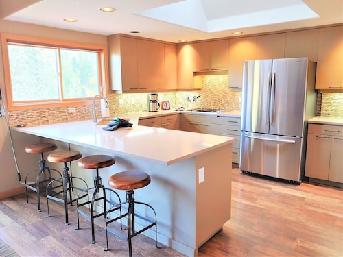 Lone Eagle 2 - Updated, A/C, Hot Tub, SHARC Passes