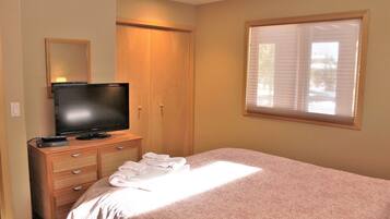 3 bedrooms, iron/ironing board, internet