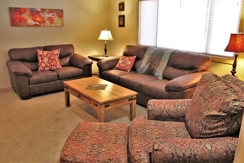 Lone Eagle 2 - Updated, A/C, Hot Tub, SHARC Passes