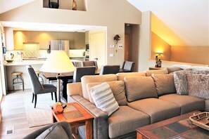 TV, fireplace - Lone Eagle 2 - Updated, A/C, Hot Tub, SHARC Passes (Sunriver)