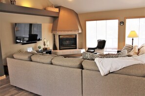 TV, fireplace - Lone Eagle 2 - Updated, A/C, Hot Tub, SHARC Passes (Sunriver)