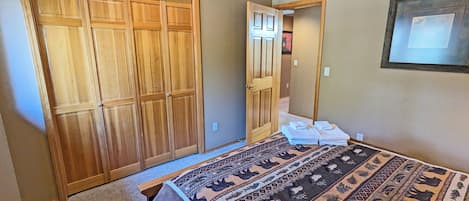 5 bedrooms, iron/ironing board, internet