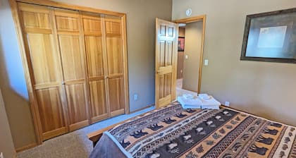 McNary 20 - A/C, Hot Tub, Foosball