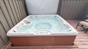 Bañera de hidromasaje al aire libre