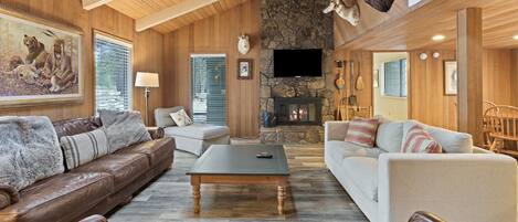 تلفزيون ذكي، مدفأة، كرة قدم الطاولة، كُتُب