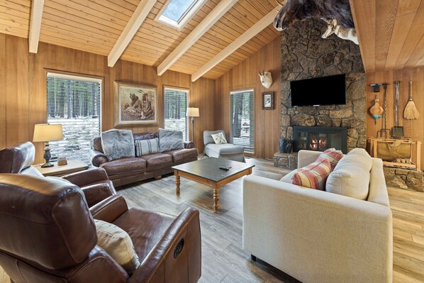 Smart TV, fireplace, foosball, books - Lookout 3 - SHARC Passes, Walk to SHARC, Sunriver Traditional (Sunriver)