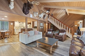 Smart TV, fireplace, foosball, books - Lookout 3 - SHARC Passes, Walk to SHARC, Sunriver Traditional (Sunriver)