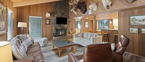 TV connectée, cheminée, baby-foot, livres