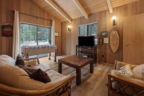Smart TV, fireplace, foosball, books - Lookout 3 - SHARC Passes, Walk to SHARC, Sunriver Traditional (Sunriver)