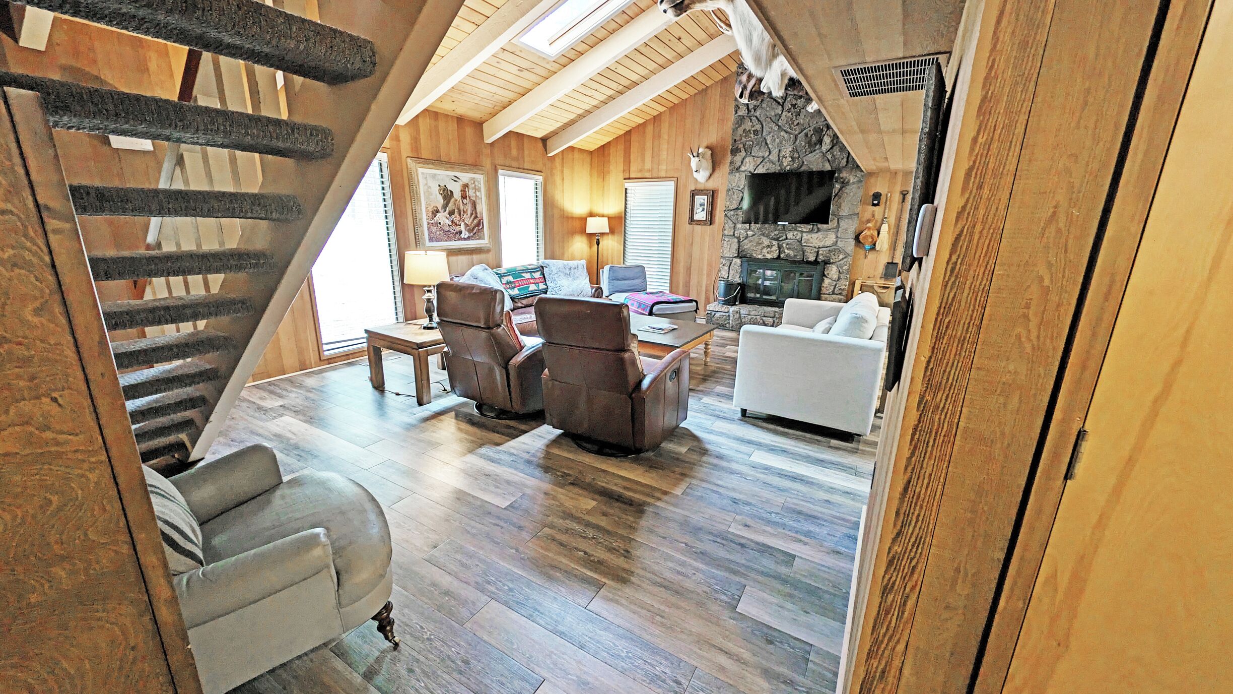 电视、壁炉、书