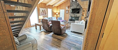 Televisión, chimenea, libros