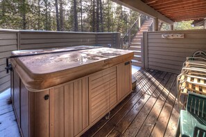 Terrace/patio - Lark 4 - Hot Tub, Ping Pong Table, SHARC, Bikes (Sunriver)