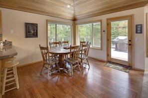 Dining - Lark 4 - Hot Tub, Ping Pong Table, SHARC, Bikes (Sunriver)