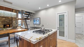 Apartment (2 Bedrooms) | Interior - Walk to Slopes Hot Tub + Balcony + Views Mins to Main Street Deer Valley Haven by Avantstay (Park City)