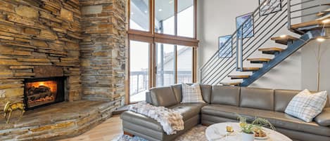 Huoneisto (2 Bedrooms) | Oleskelualue | Televisio, takka