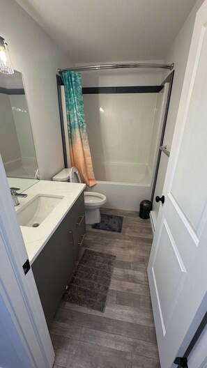 مناشف، صابون، ورق حمّام