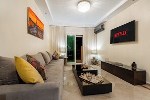 Televisión y chimenea 