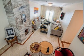 Televisión y chimenea 