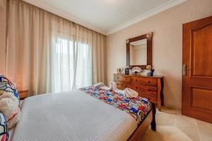 3 bedrooms, iron/ironing board, free WiFi, bed sheets