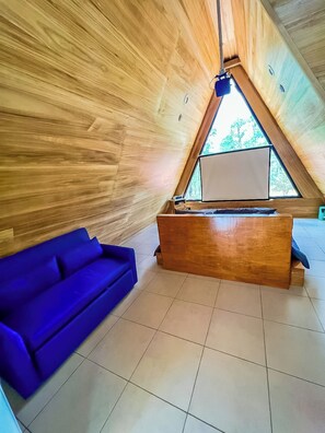 Espacio para trabajar con laptop y cortinas blackout