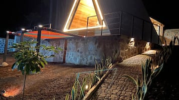 Standard Chalet, 1 Queen Bed with Sofa bed, Private Bathroom, Mountain View | Living area
