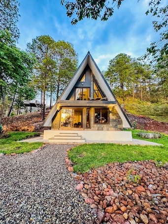 Chalet superior, 2 habitaciones, balcón, vistas a la montaña | Zona de estar | Una Smart TV, una consola de videojuegos, Netflix, un reproductor de DVD. Tiny Pines Glamping