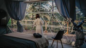 Tenda Luxury, 1 letto queen, bagno privato, vista montagna | Biancheria da letto di alta qualità, copriletto in piuma