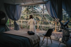 Premium bedding, down duvets, memory-foam beds, minibar - Tiny Pines Glamping (Villa de San Antonio)