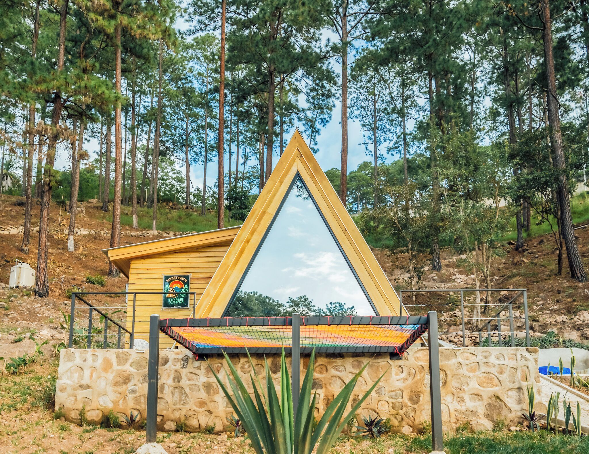 標準木屋, 1 張加大雙人床和 1 張沙發床, 私人浴室, 山景 | 起居區 | 50-吋智慧型電視、數位頻道、電視遊樂器、Netflix