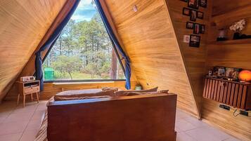 Chalet estándar, 1 cama de matrimonio con sofá cama, baño privado, vistas a la montaña | Zona de estar | Una Smart TV, una consola de videojuegos, Netflix, un reproductor de DVD