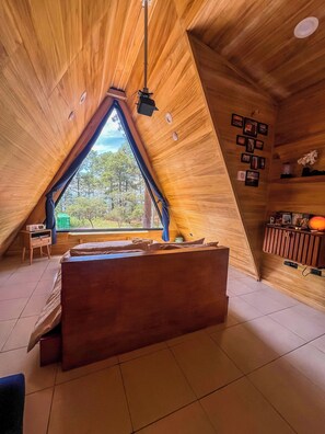 Chalet estándar, 1 cama Queen size y sofá cama, baño privado, vista a la montaña | Área de sala de estar | Smart TV, consola de videojuegos, Netflix y reproductor de DVD 