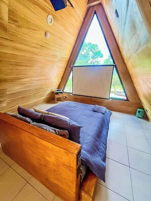 Stuga Standard - 1 queensize-säng med bäddsoffa - privat badrum - utsikt mot bergen | Arbetsyta för laptop, mörkläggningsgardiner och strykjärn/strykbräda