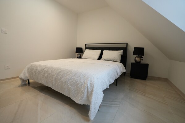 3 bedrooms, iron/ironing board, WiFi, bed sheets