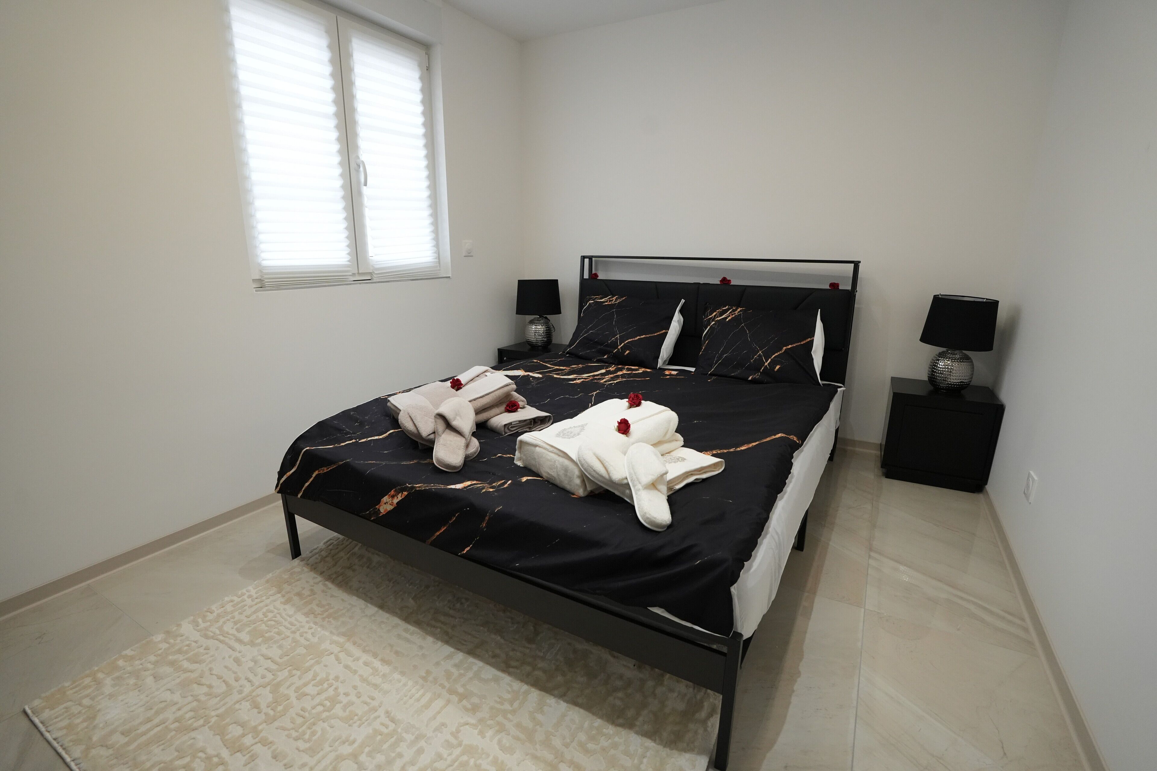 3 habitaciones, tabla de planchar con plancha, wifi y ropa de cama 