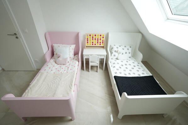 3 habitaciones, tabla de planchar con plancha, wifi y ropa de cama