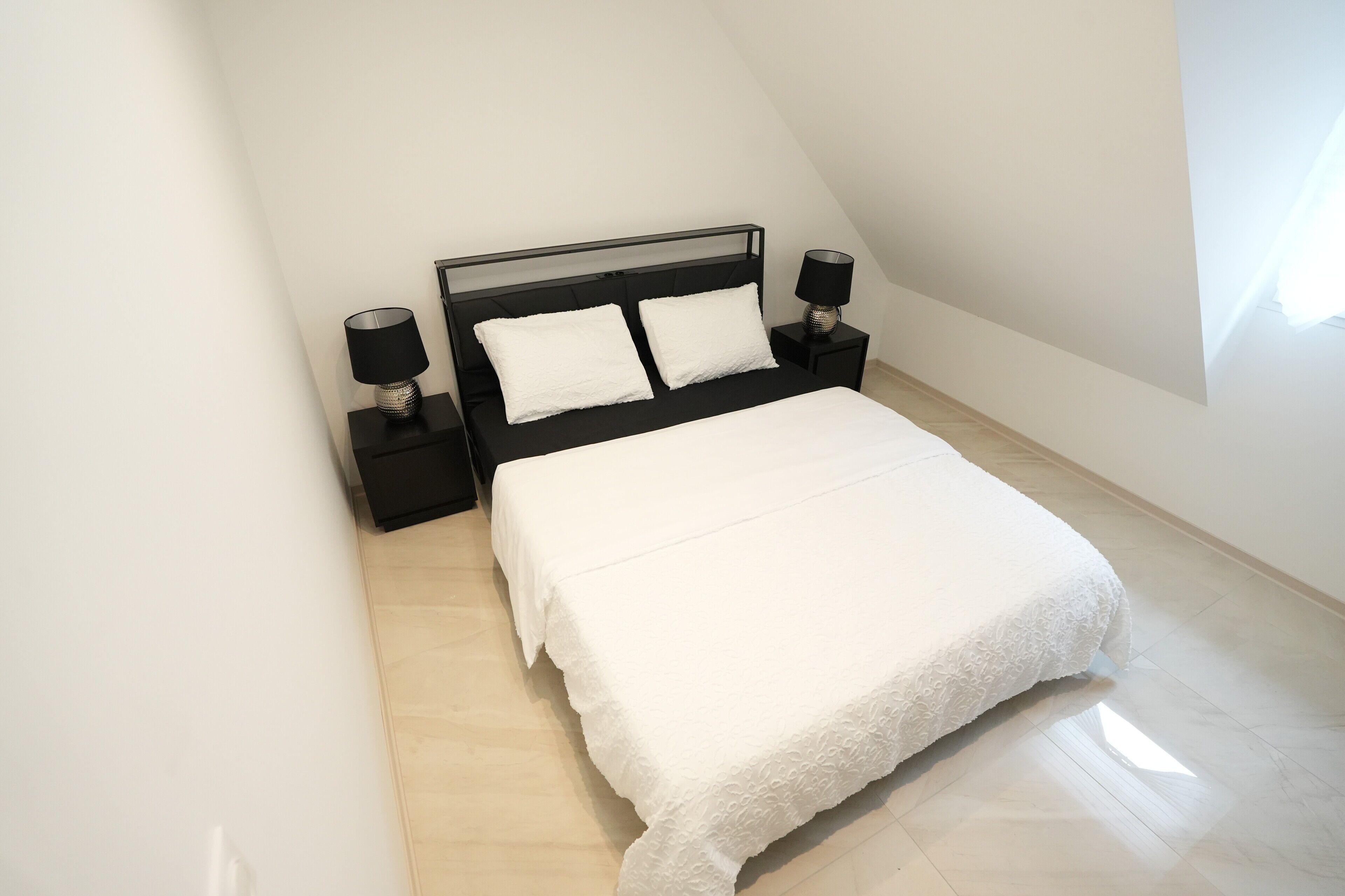 3 habitaciones, tabla de planchar con plancha, wifi y ropa de cama 