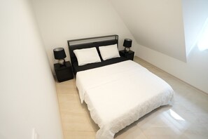 3 bedrooms, iron/ironing board, WiFi, bed sheets