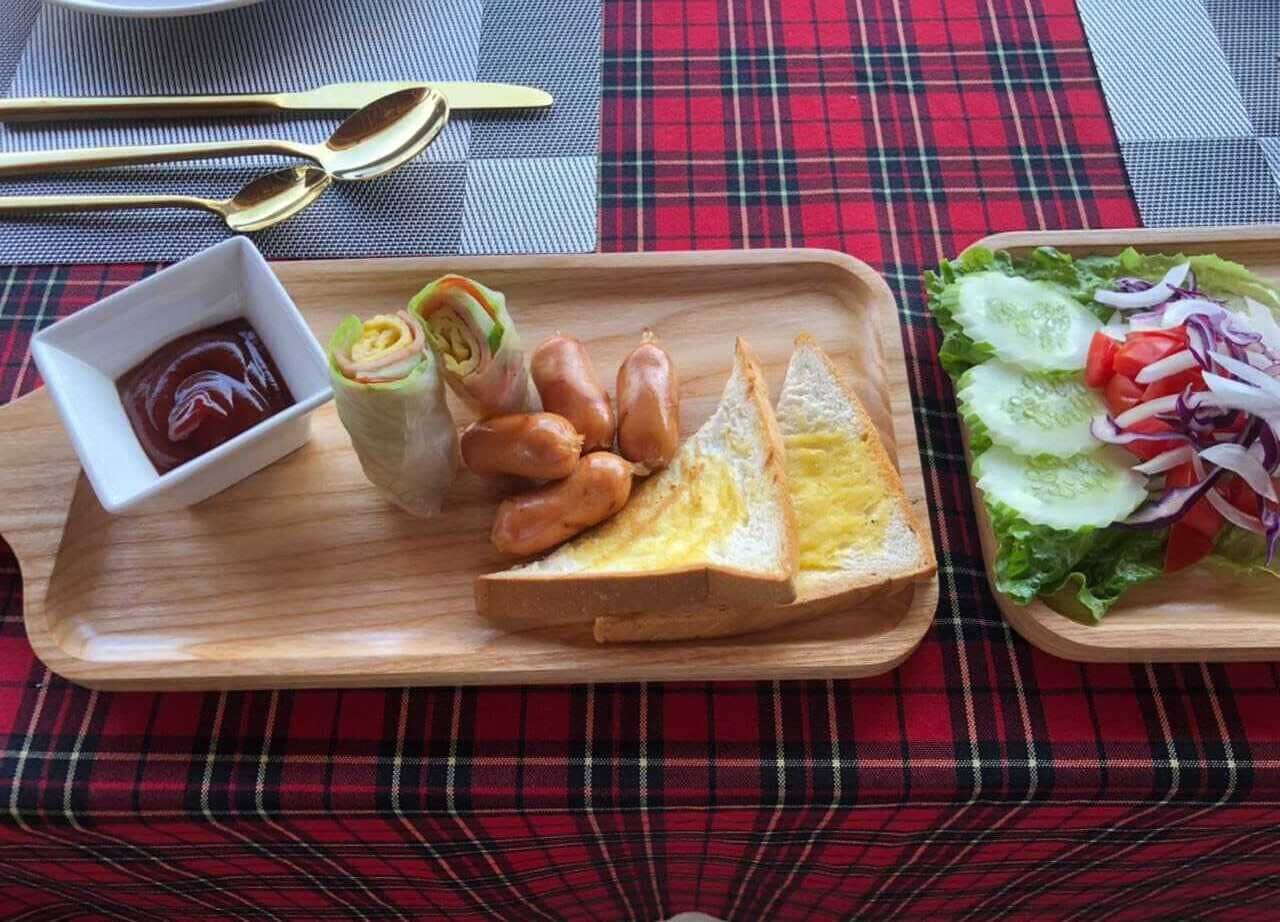 Ein Tablett mit einem Sandwich, einem Salat und einer kleinen Ketchup-Schale.