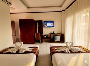 Camera Deluxe con letto matrimoniale o 2 letti singoli, vista fiume | Una cassaforte in camera, una scrivania, postazione laptop