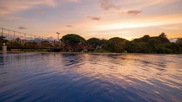 Szabadtéri medence, napernyők és napozóágyak