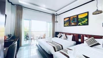 Habitación triple familiar, vista al río | Caja de seguridad en la habitación y escritorio