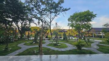 Deluxe dubbelrum - utsikt mot trädgården | Utsikt mot trädgården