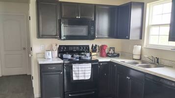 Microondas, horno, placa de cocina y lavavajillas