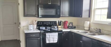 Microondas, horno, parrilla de estufa y lavavajillas