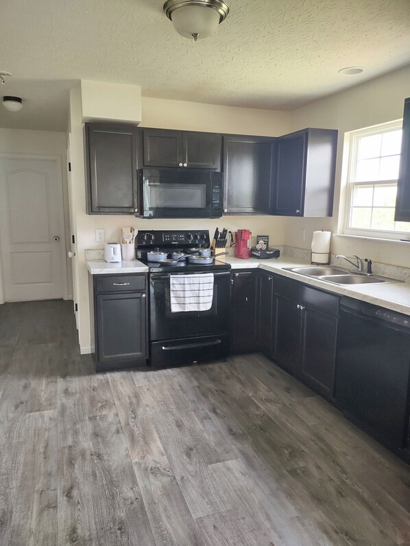 Microondas, horno, placa de cocina y lavavajillas