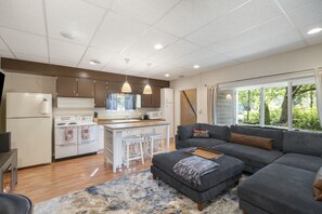 TV, fireplace, video games, DVD player - Grandmas Cozy Cottage on Lincoln Lake (Gowen)